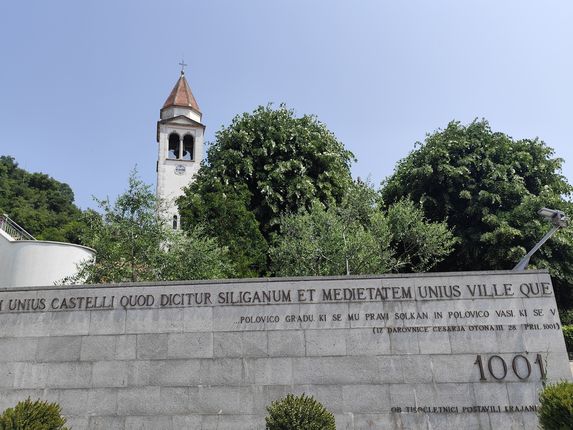 . Ob praznovanju tisočletnice prve pisne omembe Solkana leta 2001 je kraj dobil tudi obeležje z latinskim zapisom prve omembe Gorice (avtor Vinko Torkar). &copy;Foto: Blaž Kosovel