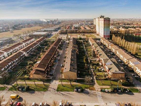 . Un’unità abitativa di case a schiera con la torre Tintoretto sullo sfondo 