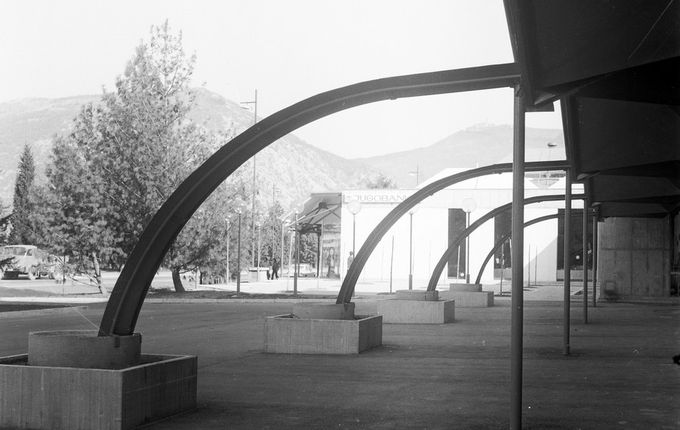 . Canopy support structure in front of the Argonavti hotel, late 1970s. Sabotin and Sveta gora in the background. &copy;Photo Pavšič, kept by the Goriški muzej Kromberk - Nova Gorica.