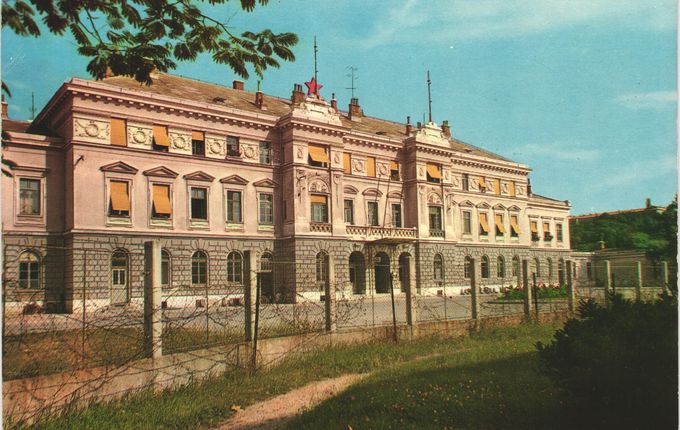 Železniška postaja kmalu po razmejitvi leta 1947, Vir razglednice: Pokrajinski arhiv Nova Gorica.  