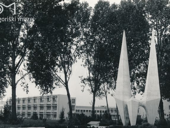 . Icaro – monumento a Edvard Rusjan, primi anni Sessanta.  Sullo sfondo, la scuola elementare Milojka Štrukelj. &copy;Foto conservata presso il Goriški muzej Kromberk - Nova Gorica.