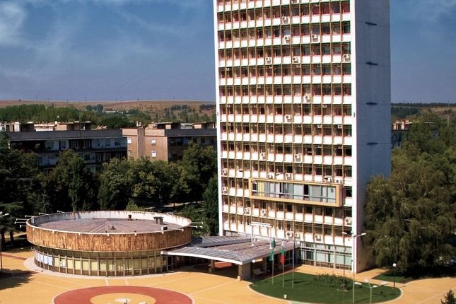 . Il Municipio, progettato nel 1965 dagli architetti Ivan Tatarov, Maria Mileva e Doncho Vladishki. &copy;Municipio di Dimitrovgrad