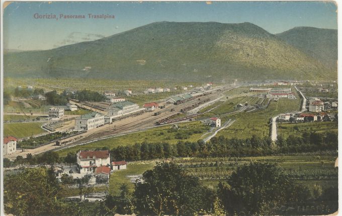 Območje Nove Gorice pred izgradnjo z železniško postajo in drevoredom do nekdanjega pokopališča na današnji Erjavčevi ulici. V ozadju Sabotin in Sveta gora. Foto hrani Pokrajinski arhiv Nova Gorica..  