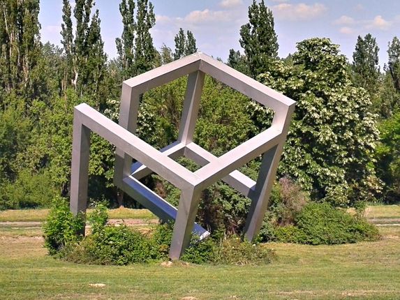. Scultura di György Buczkó (1979) nel Parco delle Sculture del Laboratorio e Simposio Internazionale di Scultura in Acciaio. &copy;Foto: Gyula Várnai