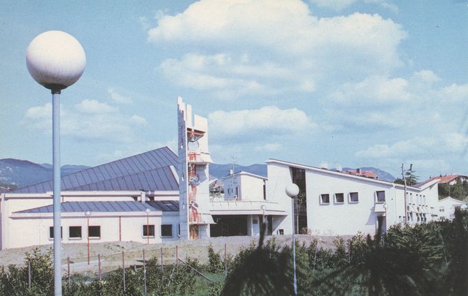 Cerkev Kristuta Odrešenika nekoč. Vir razglednice: Pokrajinski arhiv Nova Gorica.  