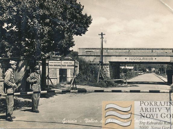 . The state border between Italy and Yugoslavia in 1952. In this section, the course of the border was defined by the railway line crossing the road. &copy;From the collection of Regional Archive in Nova Gorica - PANG 667 Zbirke razglednic krajev Nova Gorica Rožna dolina št. 1252