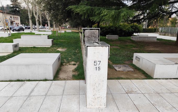 . Border marker in the square Trg Evrope/Piazza della Transalpina &copy;Photo: Blaž Kosovel