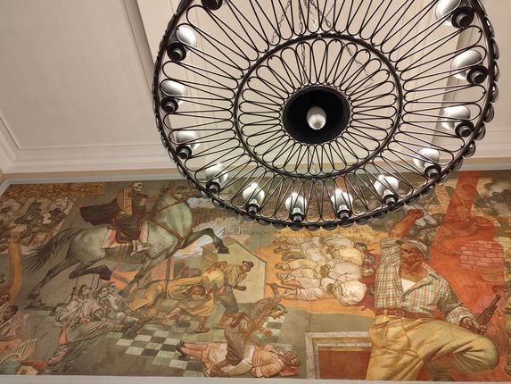 . Un affresco del pittore Tomaž Pengov nel municipio che raffigura il male del fascismo e la lotta contro di esso. &copy;Foto: Blaž Kosovel