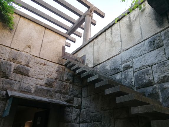 . La scalinata nell’atrio del municipio. 