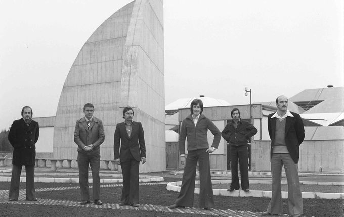 Novogoriška glasbena skupina Lapos pred 15-metrsko betonsko sončno uro, uničeno leta 1999 zaradi širitve igralnice. Foto Pavšič, vir: Goriški muzej.  