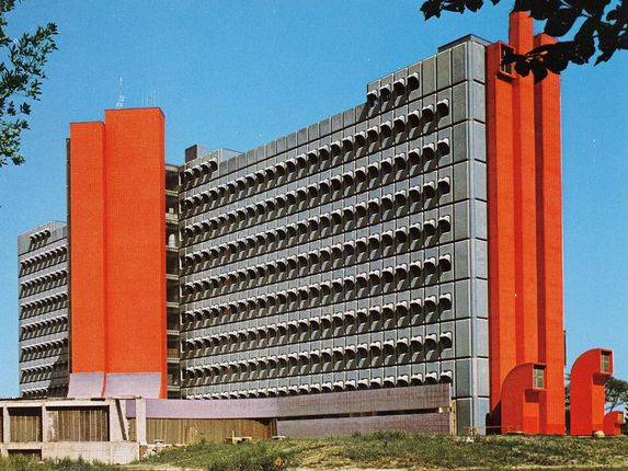 . Dr. Franc Derganc General Hospital, the only general hospital and emergency centre in the Slovenian Goriška region, stands out as one of the most recognisable buildings in the area due to its distinctive form and colourful façade. Photo from the 80s. &copy;Postcard from the collection of Regional Archive in Nova Gorica (Pokrajinski arhiv v Novi Gorici) - PANG 667 Zbirke razglednic krajev Šempeter pri Gorici, no. 2035