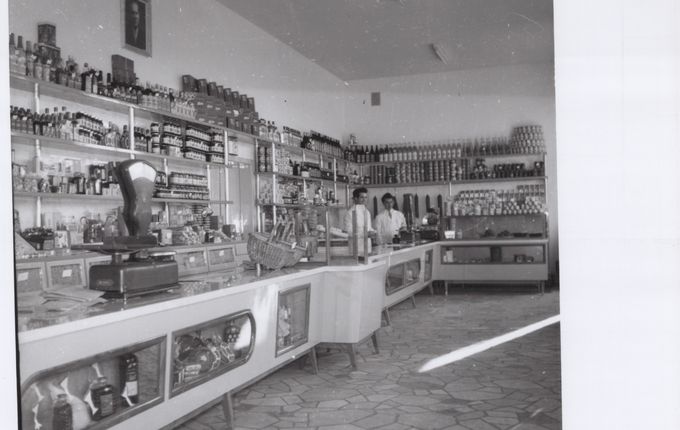 Trgovina v nekdanji opekarni. Foto Pavšič, hrani Goriški muzej.  