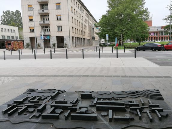 Model of the original plan, with the municipality building in the background. Photo: Blaž Kosovel.  