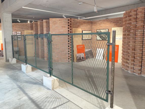 . Nekdanja zelena mejna ograja, ki je danes razstavljena v muzej EPIC - Mesto na meji. &copy;Foto: Blaž Kosovel