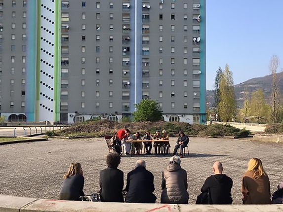 . Vaja za predstavo D.IO o dell’inferno quotidiano (D.IO ali vsakdanji pekel) ob vznožju stolpnice Cimabue. &copy;Foto: Adriano Treccani