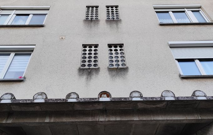 Fasada nad vhodom. Foto: Blaž Kosovel.  