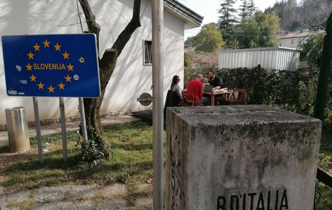 Meja na Erjavčevi ulici pri stavbi, kjer je danes kulturno stičišče Carinarnica. Foto: Blaž Kosovel.  