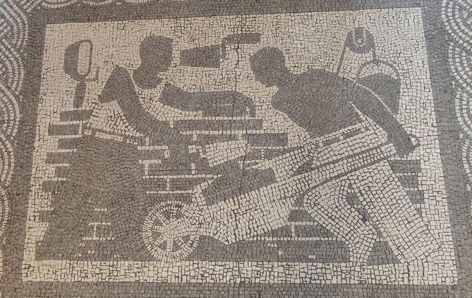  Alegorične motive je narisal Tone Žnidaršič (1923–2007), mozaike pa je izdelal Alfio Tambosso - Ultra. Atrij občine. Foto: Blaž Kosovel.  