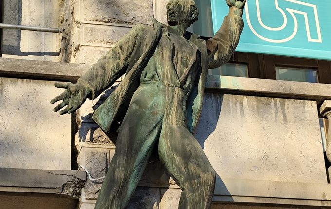 Kip Borisa Kalina na pročelju. Foto: Blaž Kosovel.  