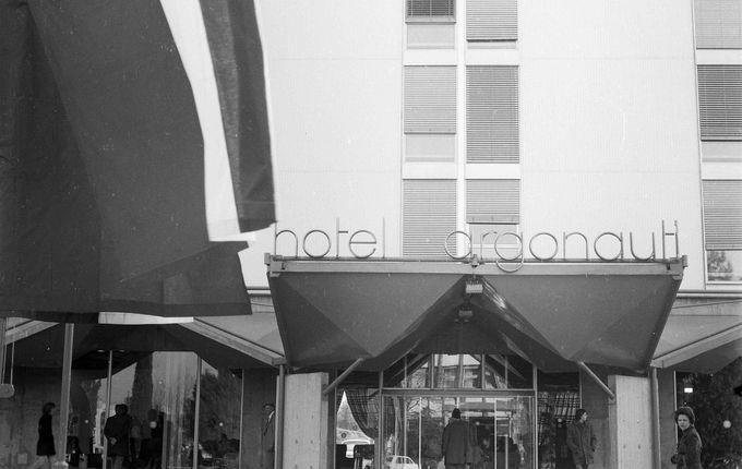 Vhod v hotel Argonavti. Foto Pavšič, hrani: Goriški muzej.  