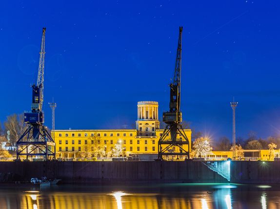 . L’ex fabbrica di abbigliamento maschile “Ottobre Rosso” nell’edificio del Comando del porto sul Danubio &copy;Foto: Attila Gulyás