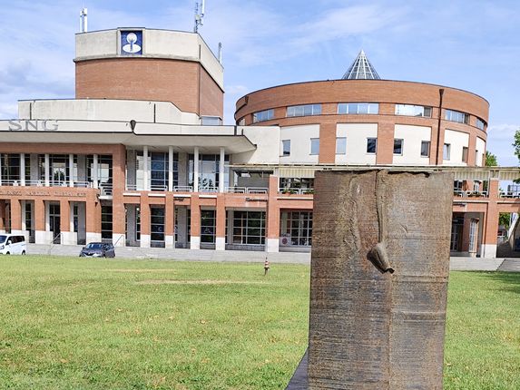 . Skulptura Eros in Tanatos Matjaža Počivavška iz leta 2002, v ozadju stavba gledališča. &copy;Photo: Blaž Kosovel