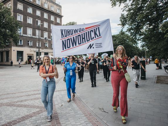 . Il corteo di Nowa Huta sul Viale delle Rose, 2024 &copy;Foto: Grzegorz Mart, Ośrodek Kultury Norwida 