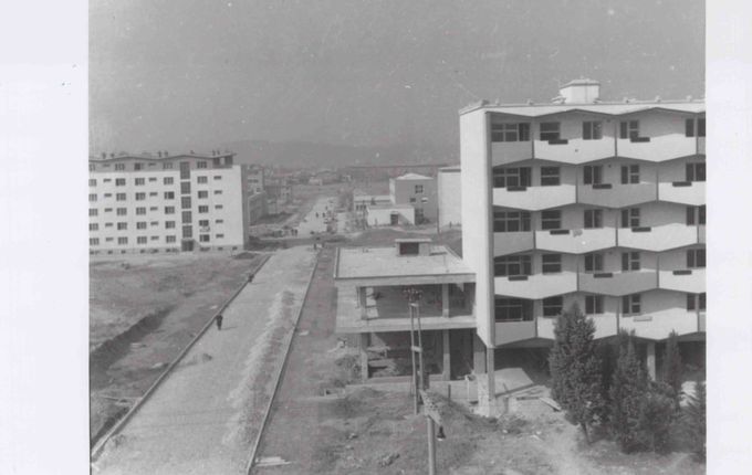 . Čebeljnak na desni, nova cesta po sredini zgrajena čez lokacijo, kjer je danes Bevkov trg.  &copy;Foto Pavšič, hrani Goriški muzej