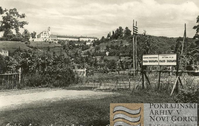 . Nova meja med Jugoslavijo in Italijo, v ozadju samostan Kostanjevica. Fotografija pred letom 1956. &copy;Razglednico hrani Pokrajinski arhiv v Novi Gorici - PANG 667 Zbirke razglednic krajev Nova Gorica Kostanjevica št. 1301