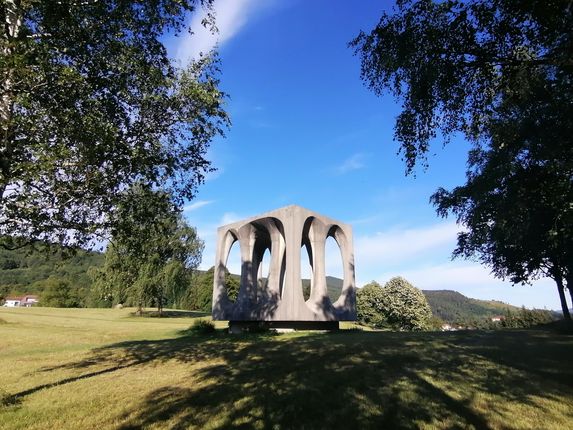 . Poleg Ikarusa je spomenik padlim borcem v Ilirski Bistrici iz leta 1965 zagotovo Lenassijev najpomembnejši spomenik. &copy;Foto: Blaž Kosovel
