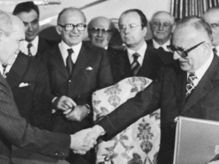 . The ministers of Foreign Affairs of Yugoslavia (left) and Italy (right) Miloš Minić and Mariano Rumor handshake after the signing of the Treaty of Osimo. &copy;www.arcipelagoadriatico.it