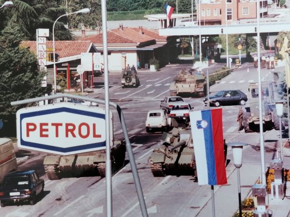 . During Slovenia’s independence in June 1991, clashes took place here between the Yugoslav People’s Army, which brought tanks to the border, and the Slovenian Territorial Defence. 