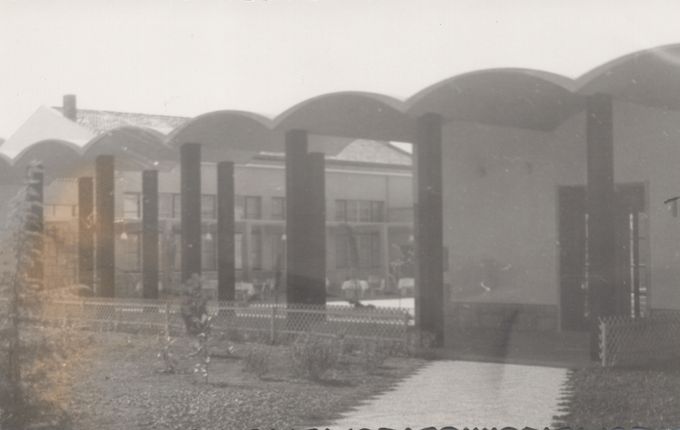 Valovita betonska konstrukcija je služila kot vhod na odprto plesišče. Foto: Mirko Ličen - Prepih, hrani Goriški muzej..  