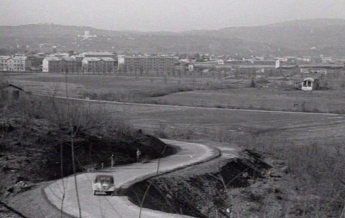 Cesta čez Rafut tik po izgradnji. V ozadju železničarki bloki in kostnica Oslavje. Vir: Goriški muzej.  