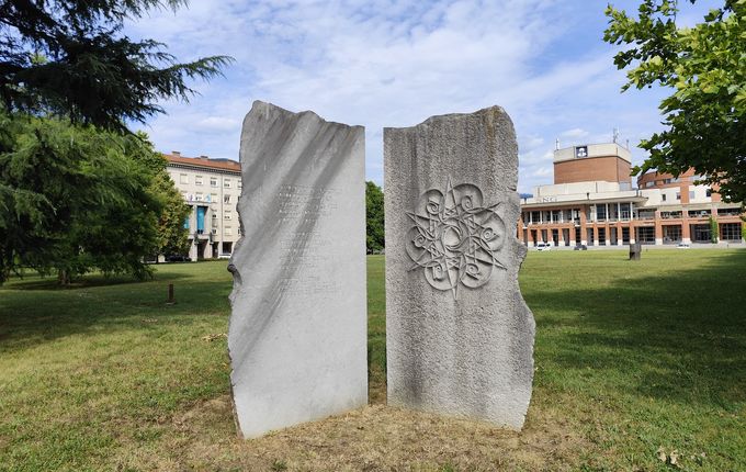 Spomenik ob tisočletnici Gorice in Solkana.  