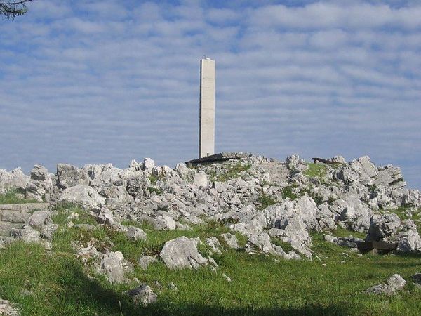 10524548610768810_trnovo_spomenik_04.jpg