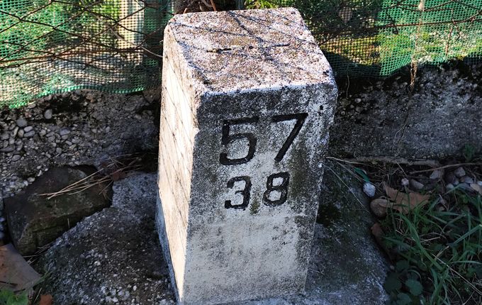 Mejni kamen med Slovenijo in Italijo. Foto: Blaž Kosovel.  