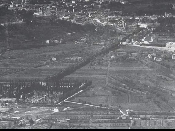 . Former Gorizia cemetery at bottom left. The railway station is at top right. 