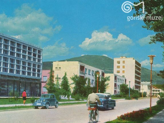 . Erjavčeva ulica in the late 1960s. From left to right are the headquarters of Elektro Primorska and Soške Elektrarne, and the first “skyscraper“, which housed the town‘s first supermarket (self-service store) that is still operating. In the background is Škabrijel Hill. &copy;Photo from the collection of Goriški muzej Kromberk - Nova Gorica (Goriška museum).