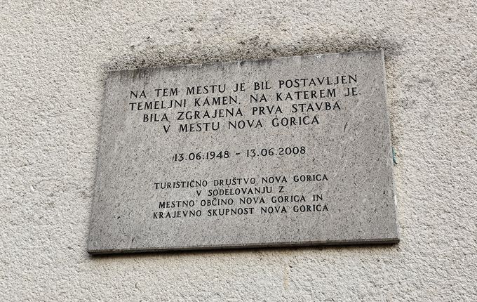 . Plaque at 33 Kidričeva Street marking the laying of the foundation stone for the first building in the city on 13 June 1948. &copy;Photo: Blaž Kosovel