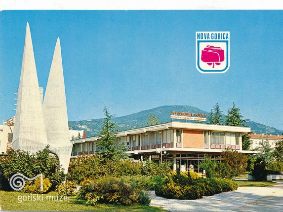 . Cartolina del centro di Nova Gorica alla fine degli anni Sessanta con il monumento a Ikarus. &copy;conservato dal Goriški muzej Kromberk – Nova Gorica