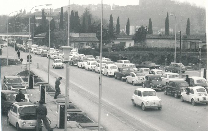 Gneča na mednarodnem mejnem prehodu Rožna Dolina. V ozadju Goriški grad. Foto hrani Goriški muzej..  